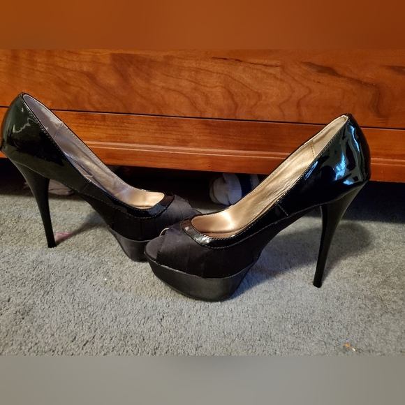 Black peep toed stilletos - Picture 2 of 3